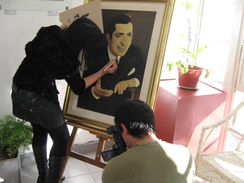 La artista pintando en vivo en el Museo Casa Carlos Gardel